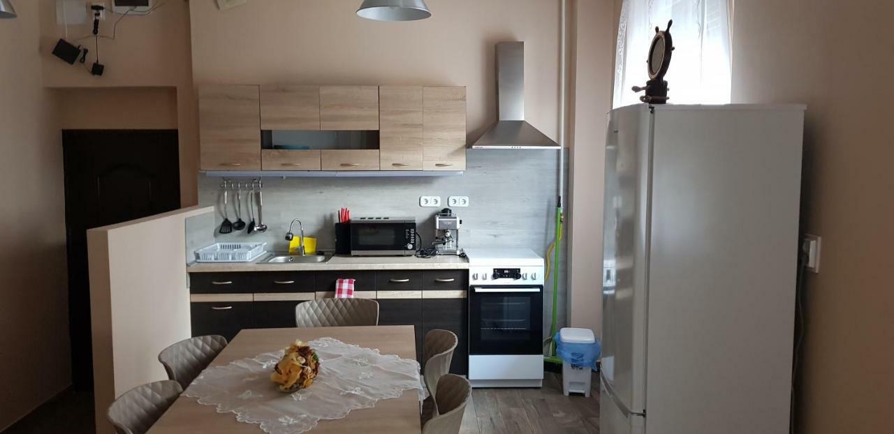 Lotti Apartman Kiskunhalas Exterior photo