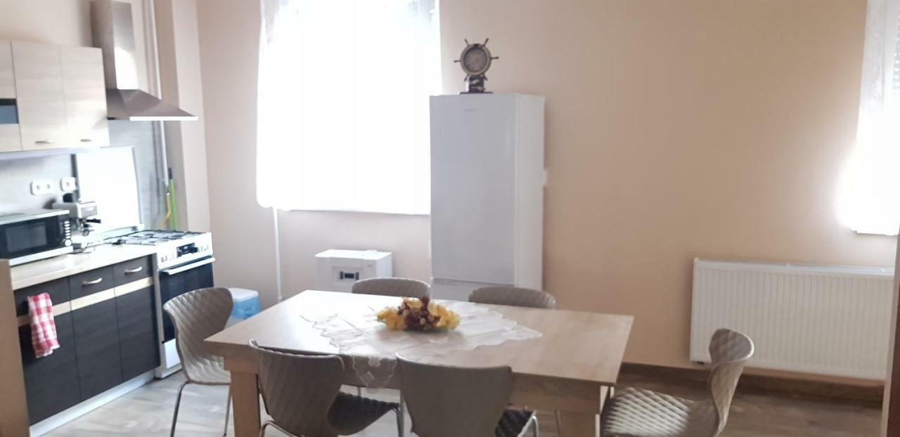 Lotti Apartman Kiskunhalas Exterior photo
