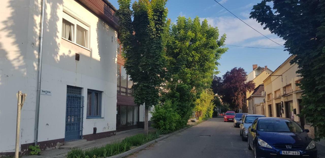 Lotti Apartman Kiskunhalas Exterior photo