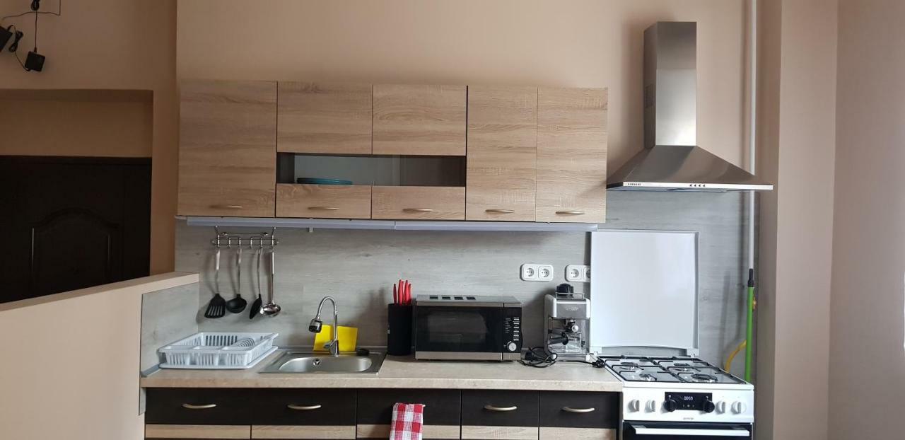 Lotti Apartman Kiskunhalas Exterior photo